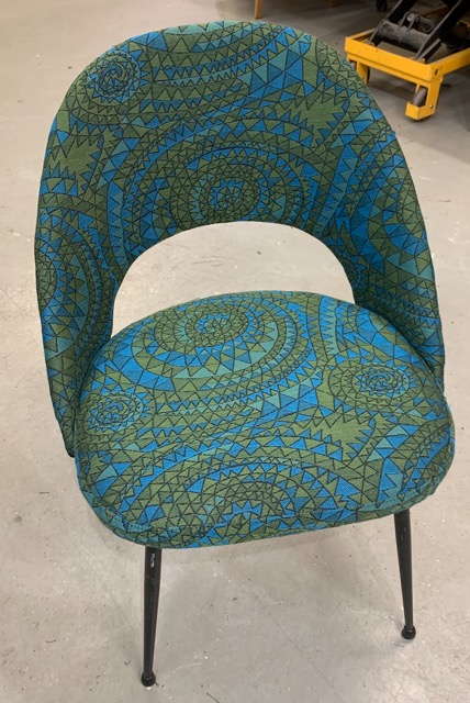 Kampauspöydän tuoli